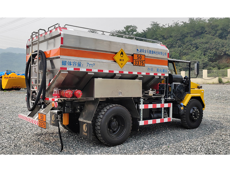 乳化基質(zhì)運輸車